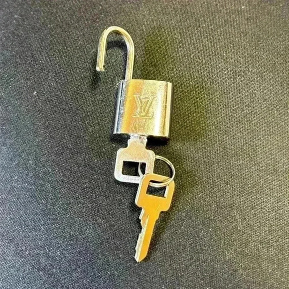 LOUIS VUITTON LV - Lock & Key set - Picture 3 of 3